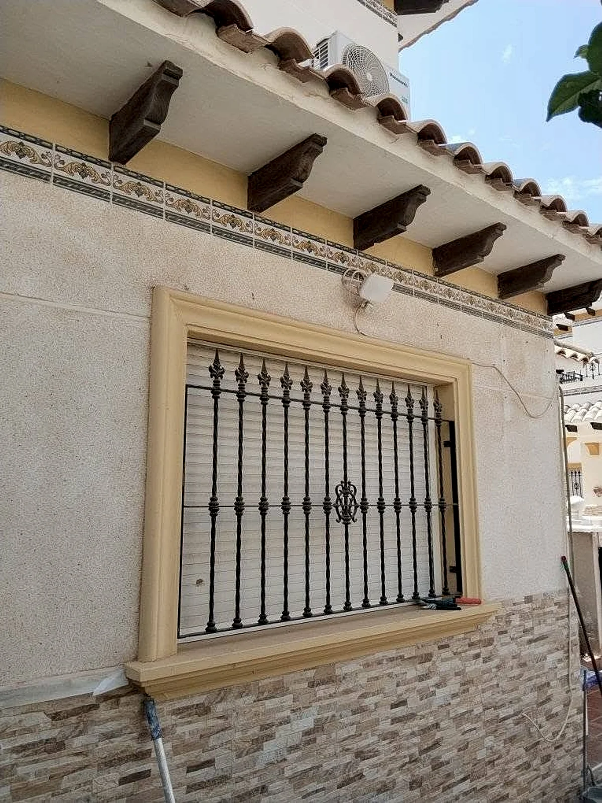 Fachada terminada con ventana enrejada en Villamartín