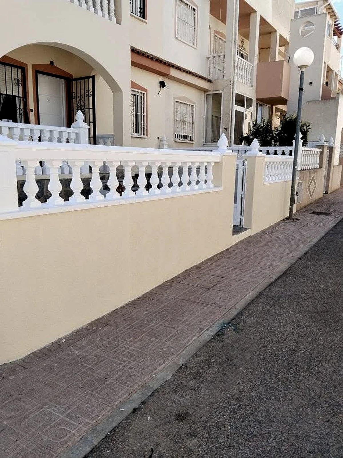 Pintura interior junto al Carrefour de Torrevieja — foto 12 de 14