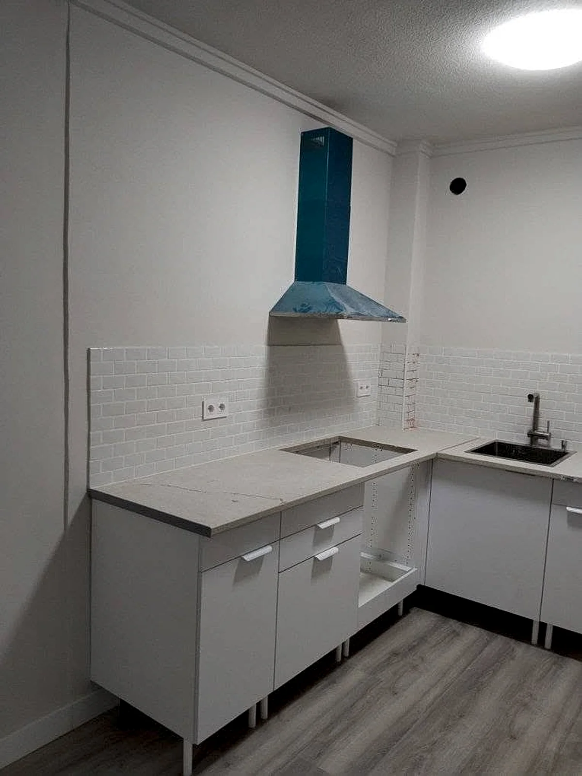 Pintura interior junto al Carrefour de Torrevieja — foto 4 de 14