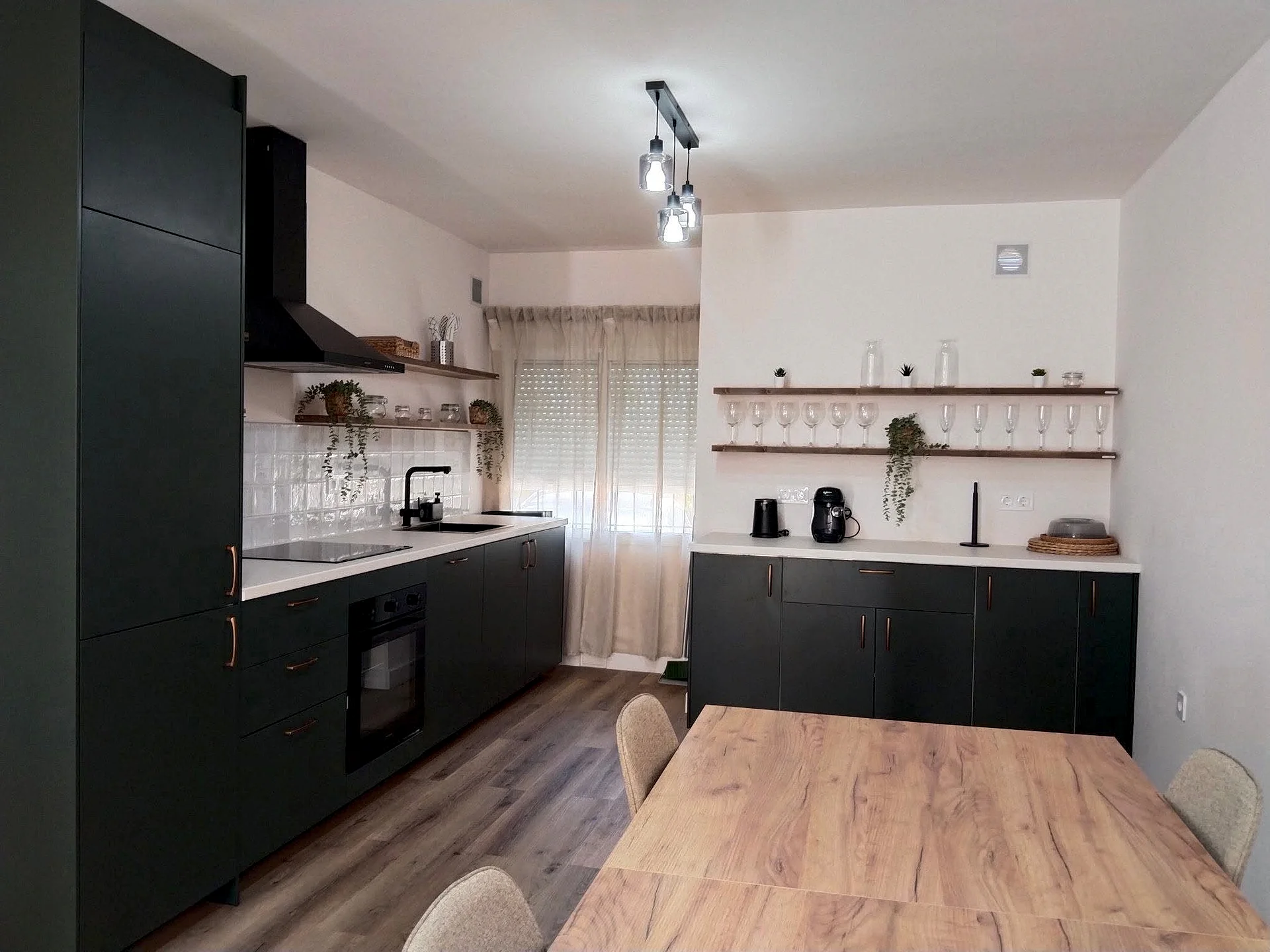 Cocina reformada en tono negro mate, obra terminada en Punta Prima