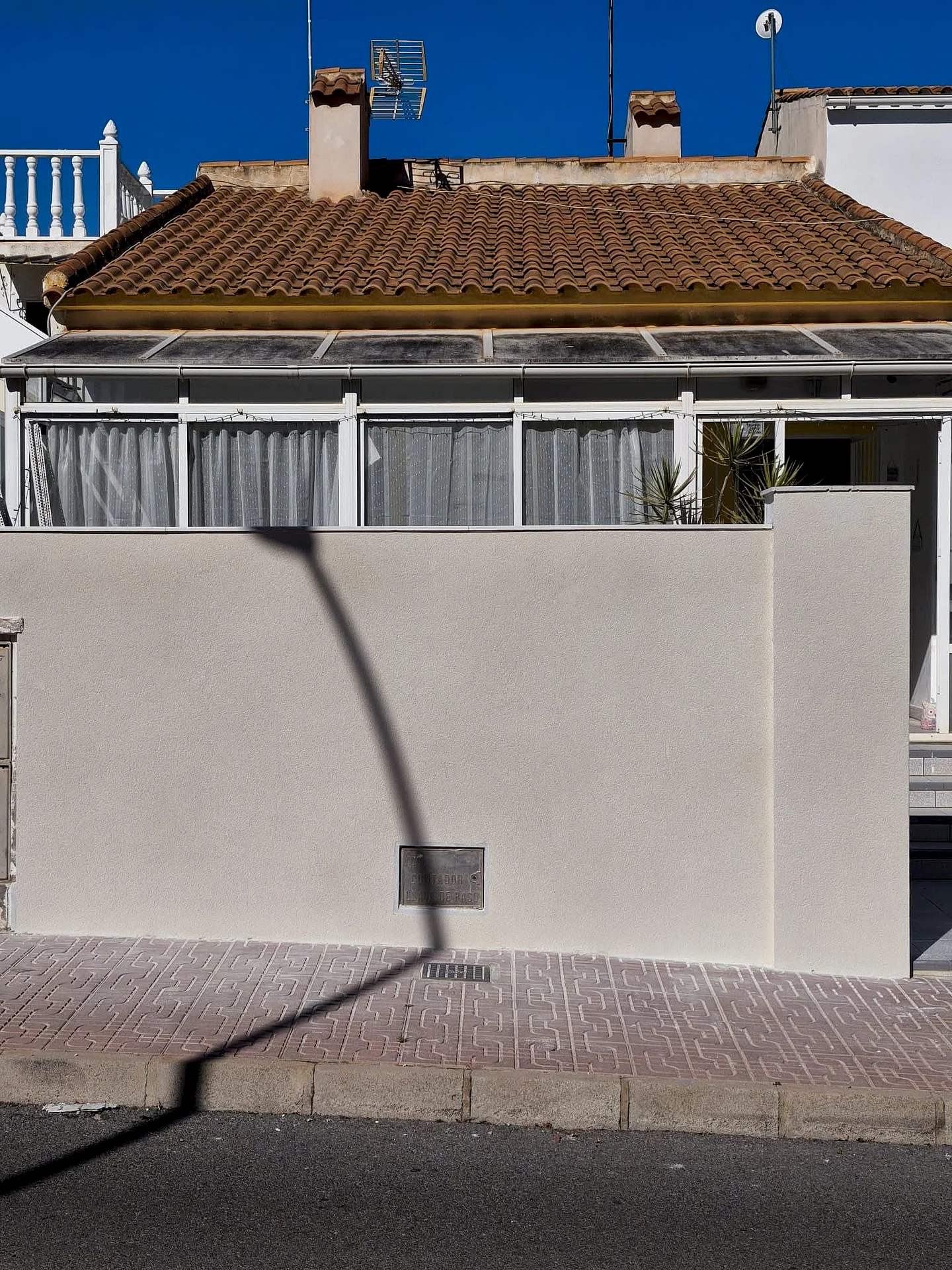 Fachada exterior recién restaurada y pintada en La Zenia